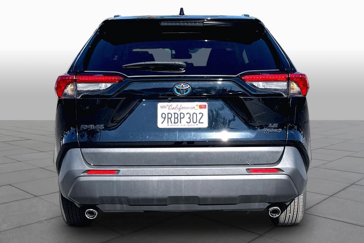 Used 2024 Toyota RAV4 LE AWD/4WD image 4