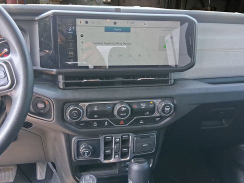 Used 2025 Jeep Gladiator Sport AWD/4WD image 19