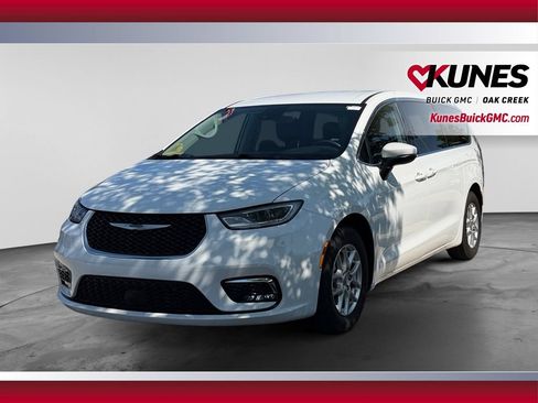 Used 2023 Chrysler Pacifica Touring-L FWD image 5