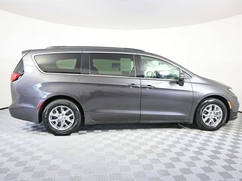 Used 2022 Chrysler Pacifica Touring-L FWD image 7