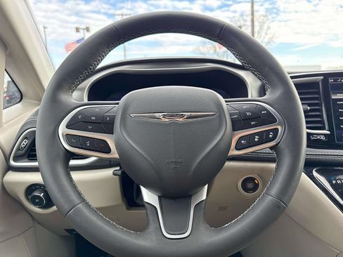 Used 2023 Chrysler Pacifica Touring-L AWD/4WD image 16