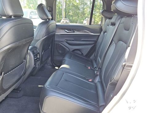 Used 2025 Jeep Grand Cherokee Limited image 11
