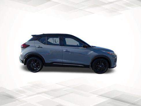 Used 2022 Nissan Kicks SR image 3