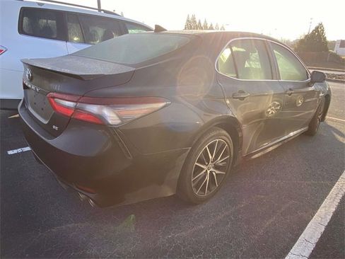 Used 2022 Toyota Camry SE image 6