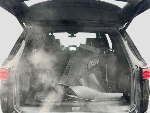 Used 2023 Chevrolet Traverse RS image 28