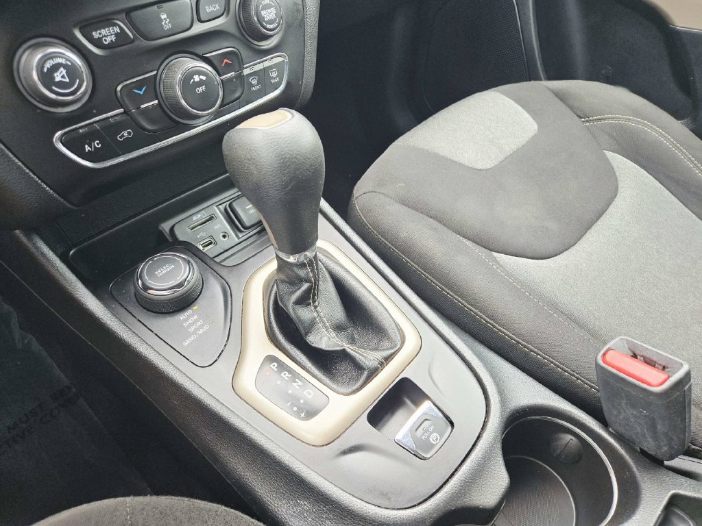 Used 2018 Jeep Cherokee Latitude w/ Cold Weather Group AWD/4WD image 29
