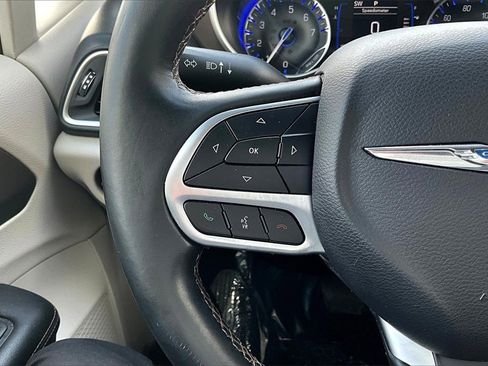 Used 2018 Chrysler Pacifica Touring-L image 10