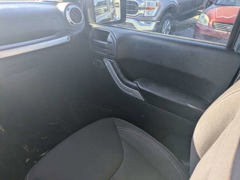 Used 2017 Jeep Wrangler Unlimited Sahara AWD/4WD image 16