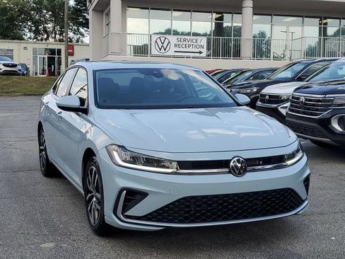 Certified 2025 Volkswagen Jetta SE FWD image 3