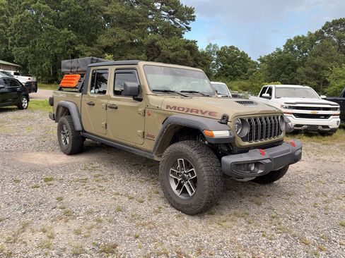 Used 2025 Jeep Gladiator Mojave AWD/4WD image 2