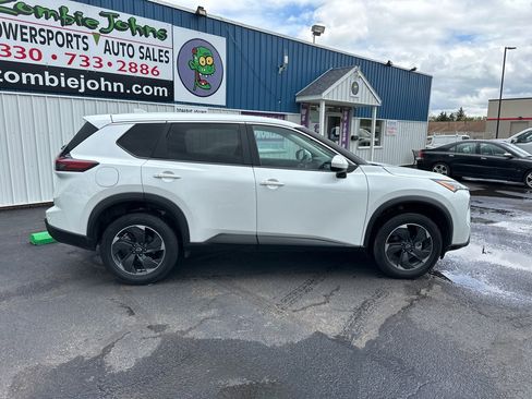 Used 2024 Nissan Rogue SV AWD/4WD image 9