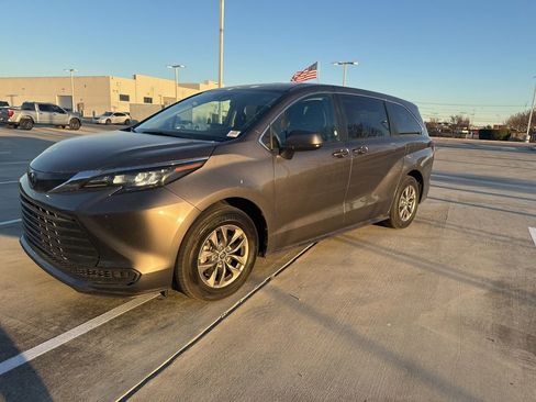 Used 2024 Toyota Sienna LE image 7