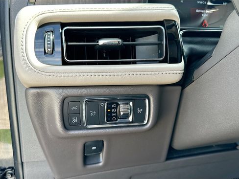 Used 2022 Lincoln Nautilus Reserve w/ Equipment Group 201A FWD image 10