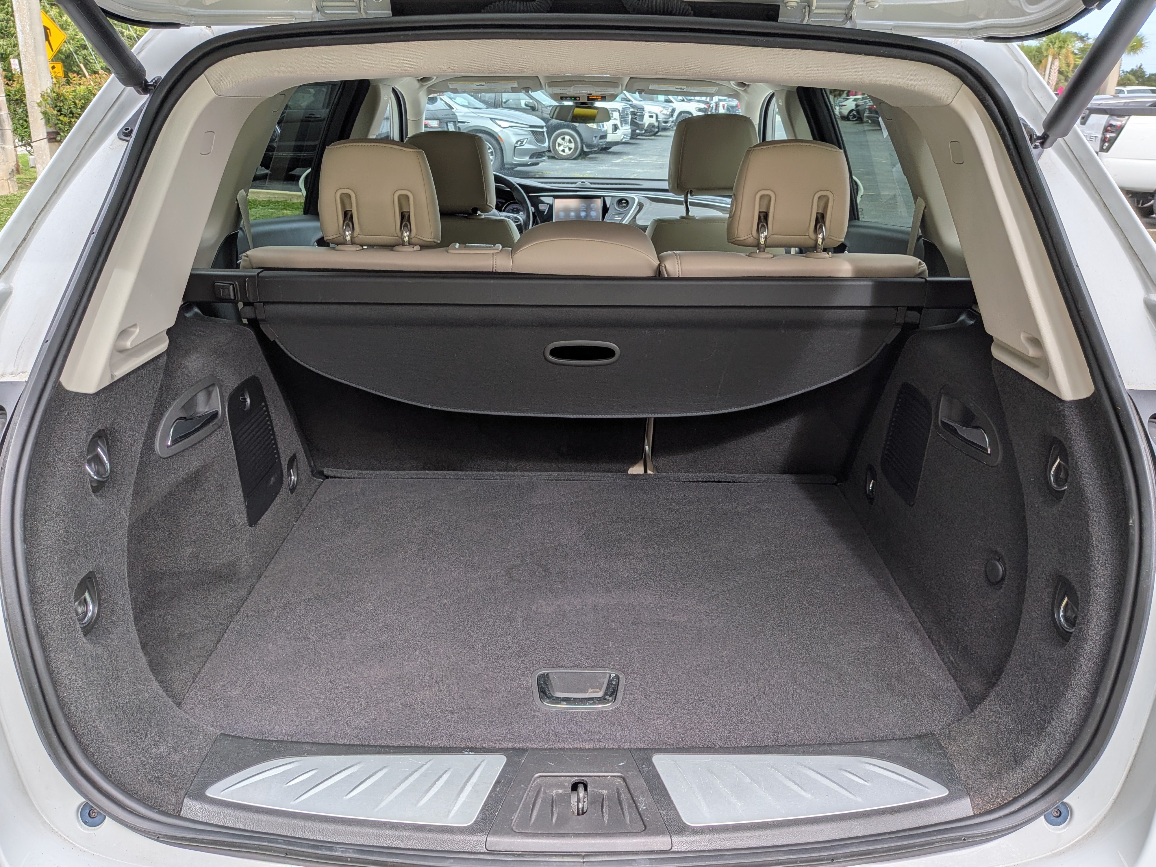 Used 2020 Buick Envision Essence w/ LPO, Cargo Package FWD image 17