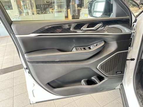 Used 2023 Jeep Grand Cherokee Trailhawk image 17