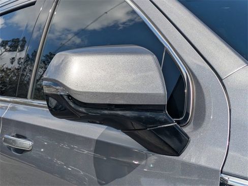 Used 2022 GMC Yukon SLT w/ SLT Luxury Package image 12