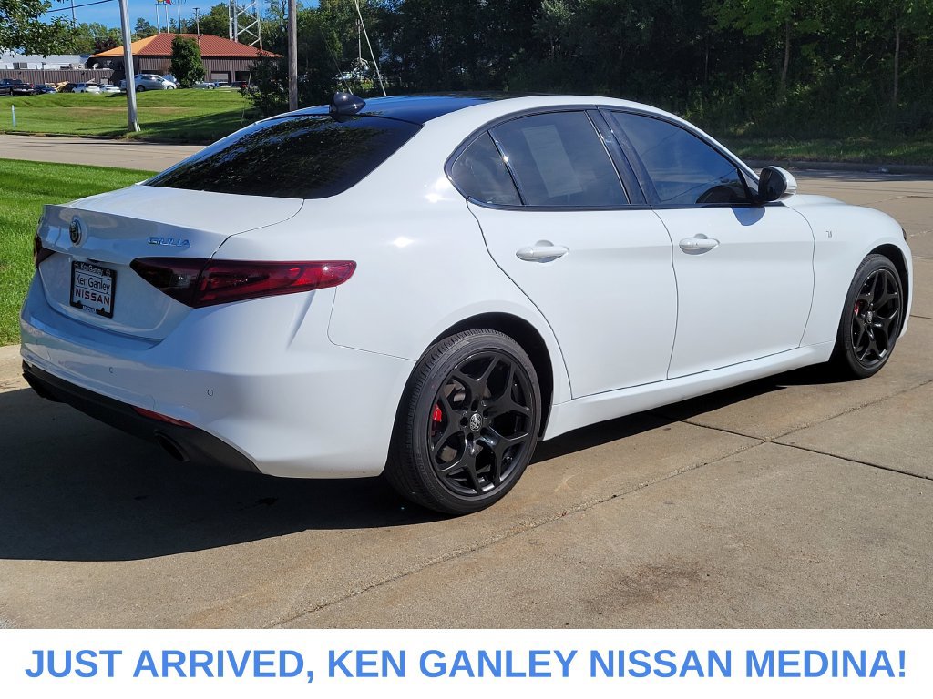 Used 2022 Alfa Romeo Giulia Ti AWD/4WD image 3