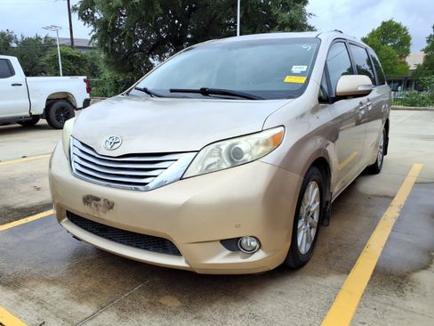 Used 2013 Toyota Sienna Limited w/ Premium Pkg AWD/4WD image 1