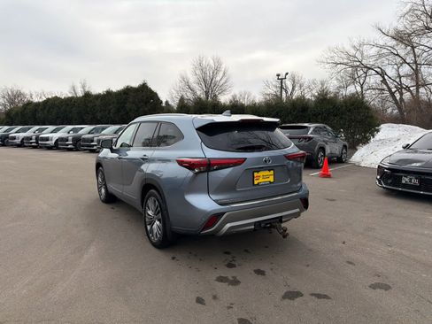 Used 2021 Toyota Highlander Platinum image 3