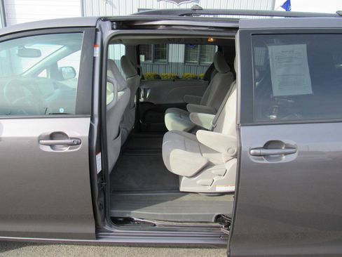 Used 2017 Toyota Sienna LE w/ Outdoor Package image 37