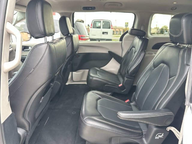 Used 2024 Chrysler Pacifica Touring-L FWD image 11