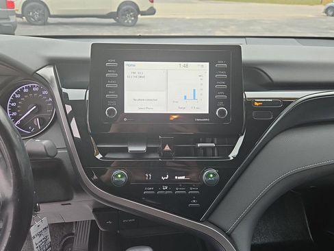 Used 2021 Toyota Camry SE image 3