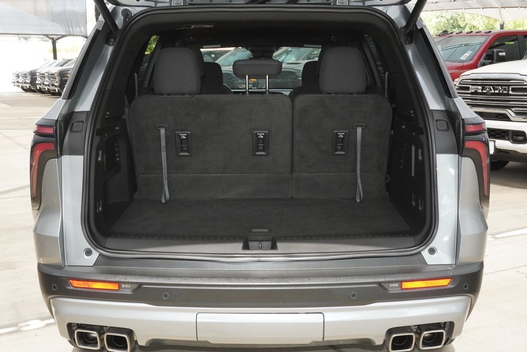 Used 2024 Chevrolet Traverse LT FWD image 28