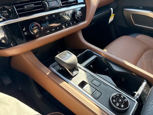 Used 2025 Nissan Pathfinder Platinum w/ Black Appearance Package AWD/4WD image 57