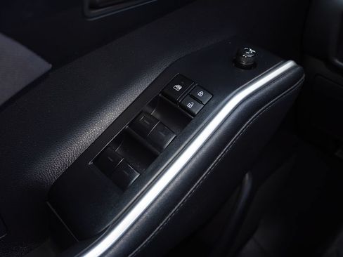 Used 2024 Toyota Highlander LE AWD/4WD image 17