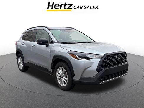 Used 2025 Toyota Corolla Cross LE image 1