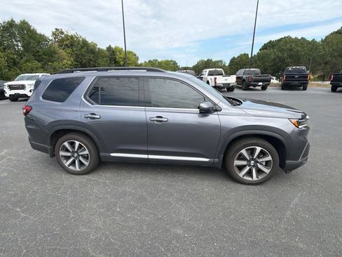 Used 2025 Honda Pilot Touring image 10