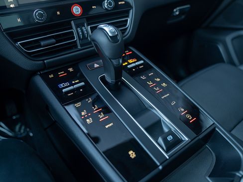 Certified 2025 Porsche Macan image 13