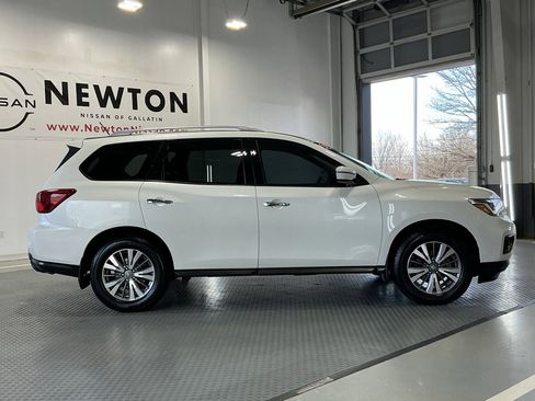 Used 2018 Nissan Pathfinder SV image 40