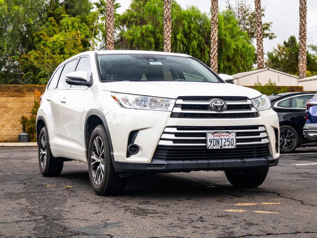 Used 2017 Toyota Highlander LE FWD image 2