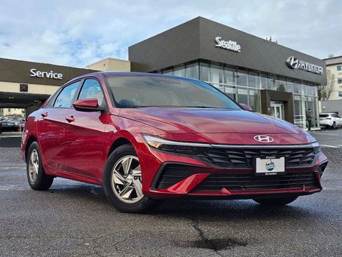 Used 2025 Hyundai Elantra SE image 1