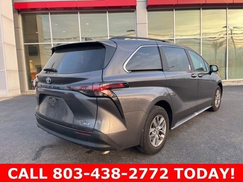 Used 2025 Toyota Sienna XLE image 3