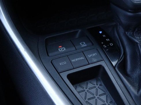 Used 2019 Toyota RAV4 LE image 17