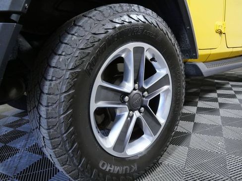 Used 2019 Jeep Wrangler Unlimited Sahara w/ Uconnect 4C Nav & Sound Group AWD/4WD image 31