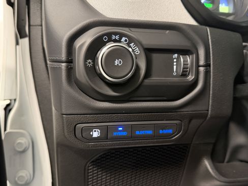 Used 2025 Jeep Wrangler Unlimited Sahara w/ Safety Group image 19