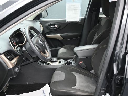 Used 2018 Jeep Cherokee Latitude w/ Safety Group image 15