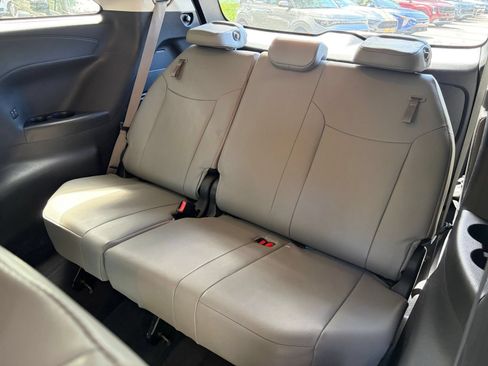 Used 2025 Toyota Sienna XLE FWD image 31