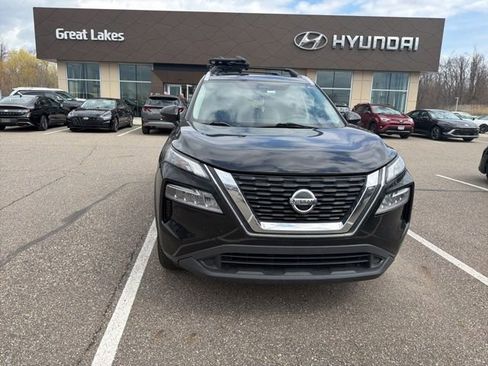 Used 2021 Nissan Rogue SV w/ Premium Package image 2