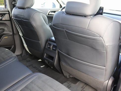 Used 2025 Mitsubishi Outlander SE image 9