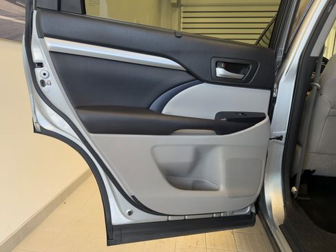 Used 2017 Toyota Highlander SE image 32