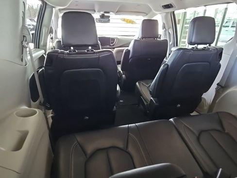 Used 2024 Chrysler Pacifica Touring-L FWD image 14