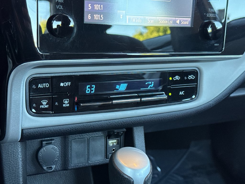 Used 2018 Toyota Corolla LE FWD image 24