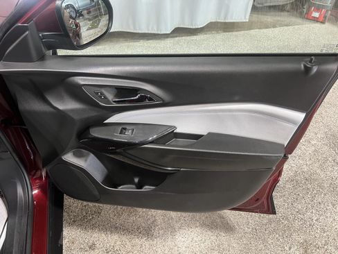 Used 2025 Chevrolet Trax LT FWD image 20