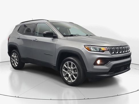 Used 2022 Jeep Compass Latitude AWD/4WD image 2