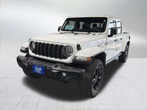 Used 2025 Jeep Gladiator Sport image 3