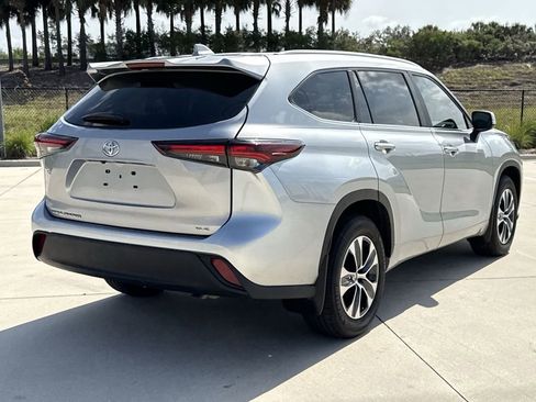 Used 2024 Toyota Highlander XLE FWD image 11